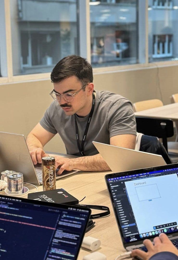 Sudionik SheepAI hackathona radi na laptopu